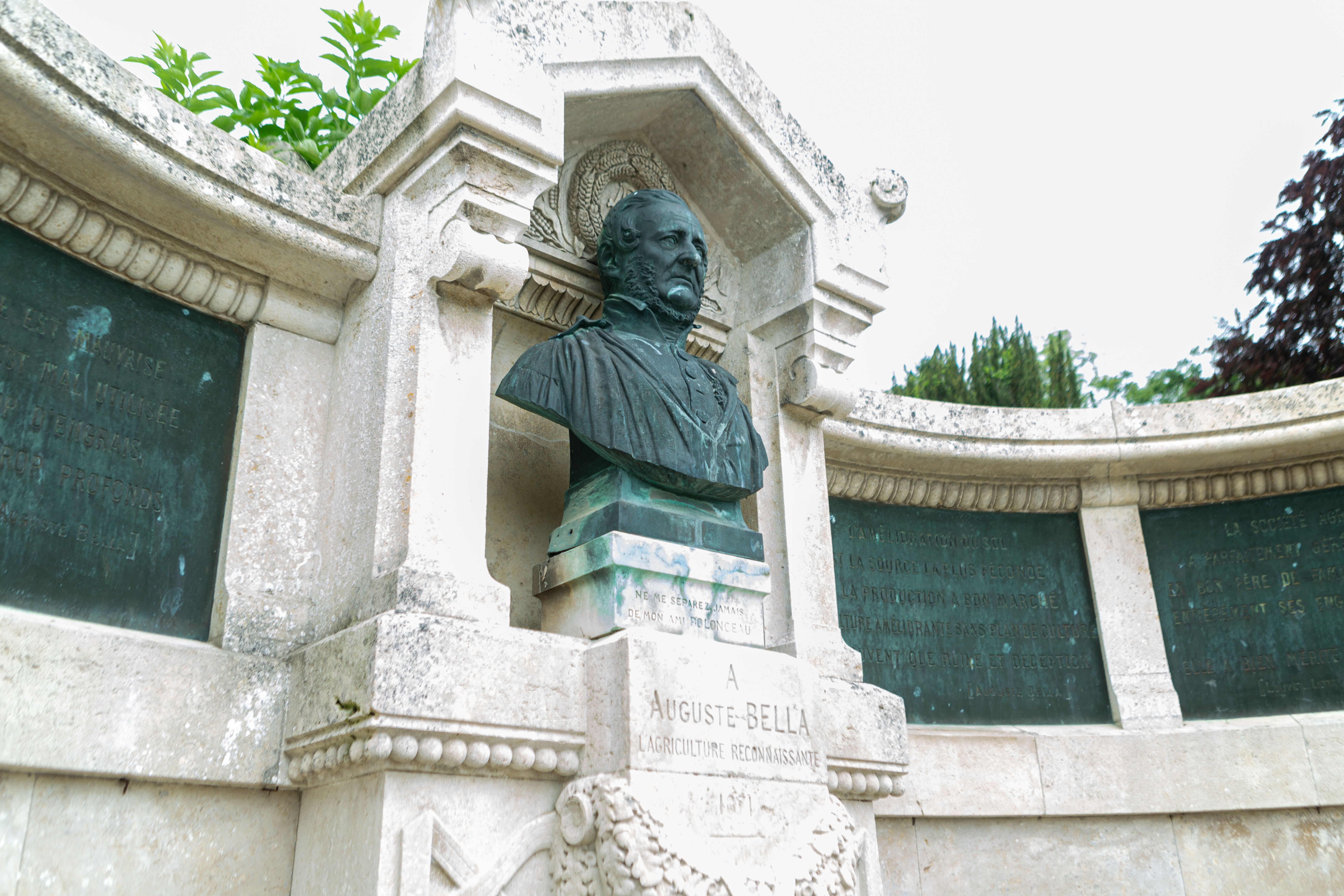 Buste d'Auguste Bella dans le parc, cofondateur et premier directeur de l'Institution Royale Agronomique de 1828 à 1850.
